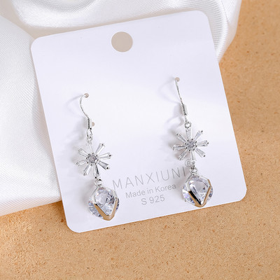 Női fülbevaló dekoratív gyémántokkal, különböző színekben