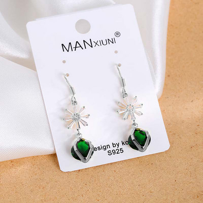 Női fülbevaló dekoratív gyémántokkal, különböző színekben