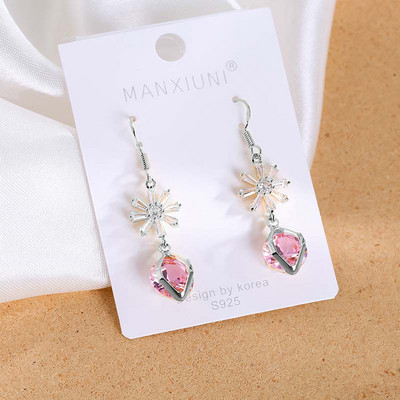 Női fülbevaló dekoratív gyémántokkal, különböző színekben