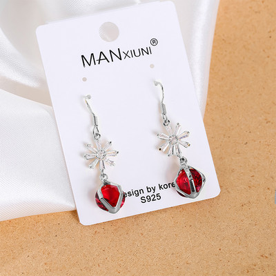 Női fülbevaló dekoratív gyémántokkal, különböző színekben