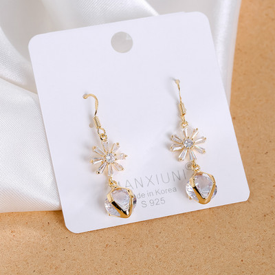 Női fülbevaló dekoratív gyémántokkal, különböző színekben