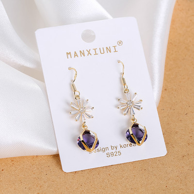 Női fülbevaló dekoratív gyémántokkal, különböző színekben