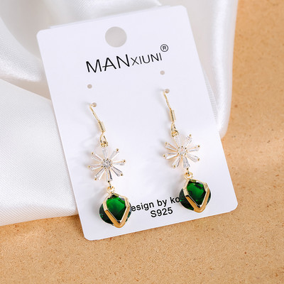 Női fülbevaló dekoratív gyémántokkal, különböző színekben