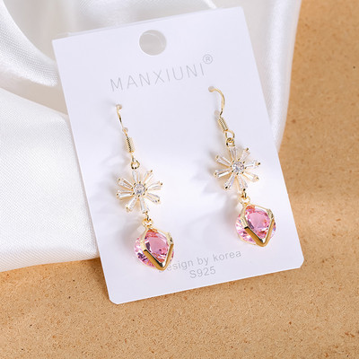 Női fülbevaló dekoratív gyémántokkal, különböző színekben