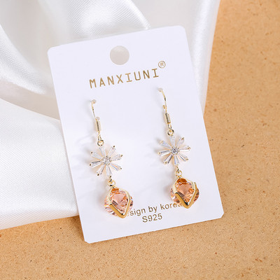 Női fülbevaló dekoratív gyémántokkal, különböző színekben