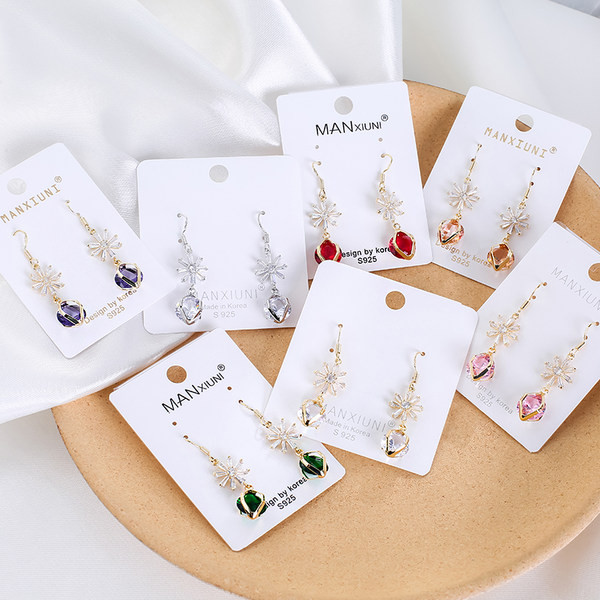 Γυναικεία σκουλαρίκια με διακοσμητικά διαμάντια σε διάφορα χρώματα