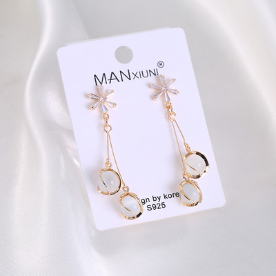 Női fülbevaló dekoratív piros és fehér gyöngyökkel