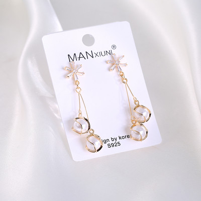 Női fülbevaló dekoratív piros és fehér gyöngyökkel