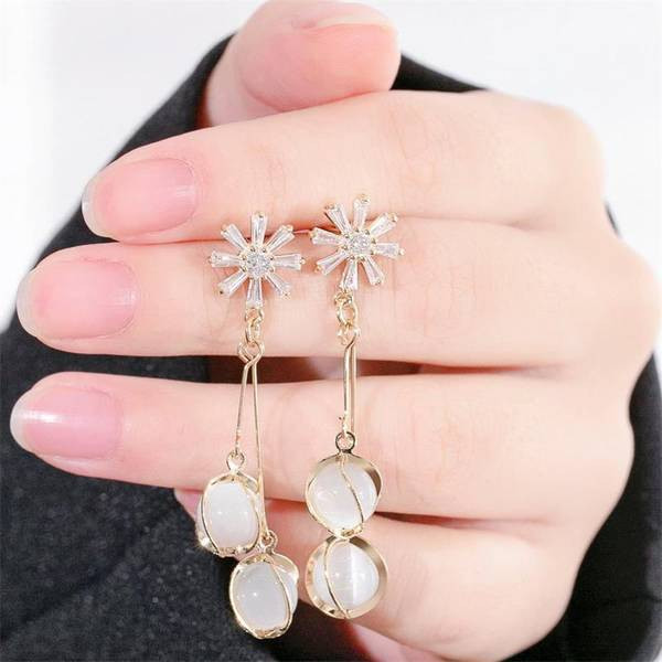 Női fülbevaló dekoratív piros és fehér gyöngyökkel