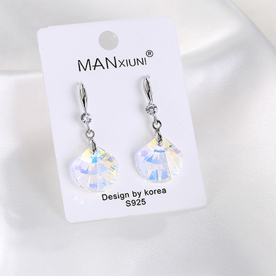 Elegáns női fülbevaló ezüst színben, dekoratív gyémántokkal