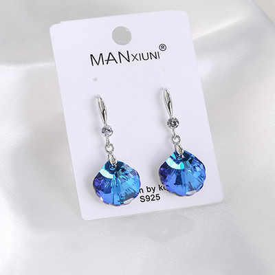 Elegáns női fülbevaló ezüst színben, dekoratív gyémántokkal