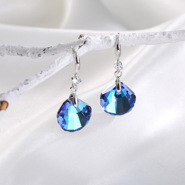 Elegáns női fülbevaló ezüst színben, dekoratív gyémántokkal