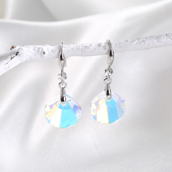 Elegáns női fülbevaló ezüst színben, dekoratív gyémántokkal