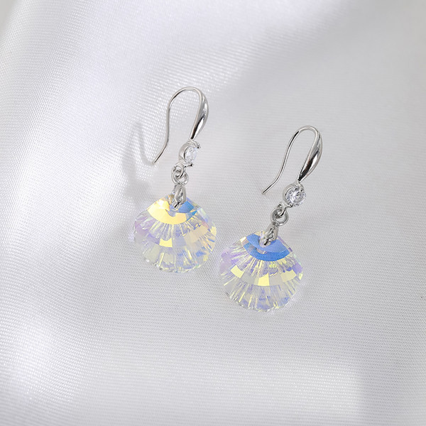 Elegáns női fülbevaló ezüst színben, dekoratív gyémántokkal