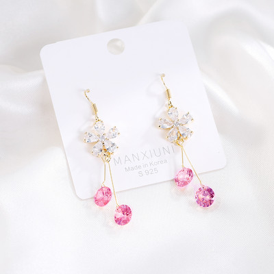 Elegáns női fülbevaló dekoratív kristályokkal és virágokkal