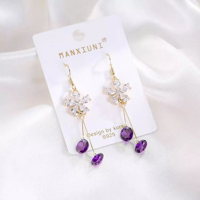 Elegáns női fülbevaló dekoratív kristályokkal és virágokkal