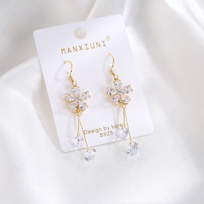 Elegáns női fülbevaló dekoratív kristályokkal és virágokkal