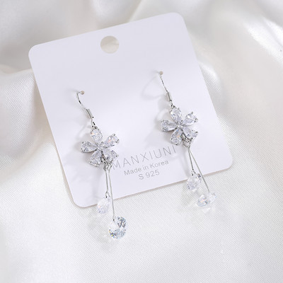 Elegáns női fülbevaló dekoratív kristályokkal és virágokkal