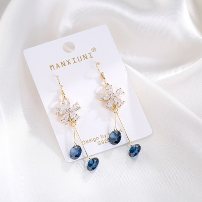 Elegáns női fülbevaló dekoratív kristályokkal és virágokkal