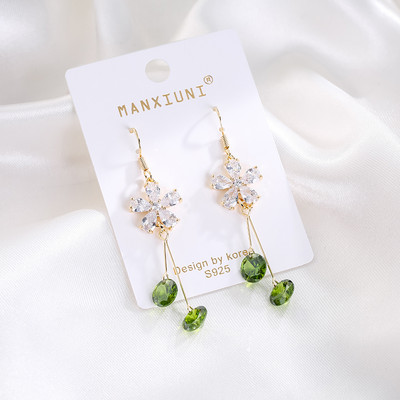 Elegáns női fülbevaló dekoratív kristályokkal és virágokkal