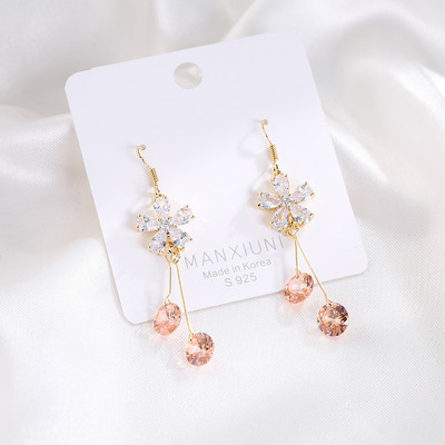 Elegáns női fülbevaló dekoratív kristályokkal és virágokkal