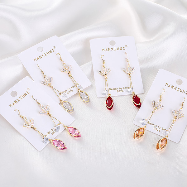 Női hosszú fülbevaló színes kövekkel