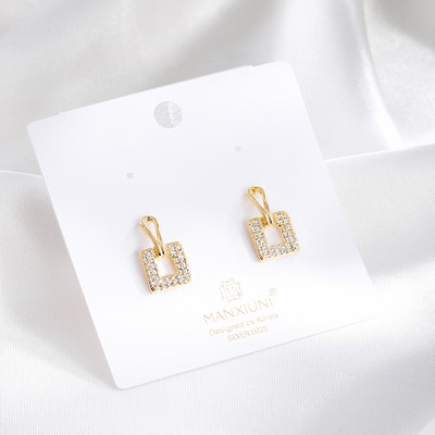 Női arany fülbevaló díszítő kövekkel