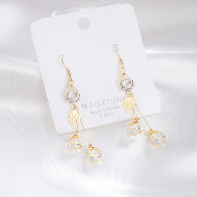 Női fülbevaló arany színű és dekoratív kristályokkal