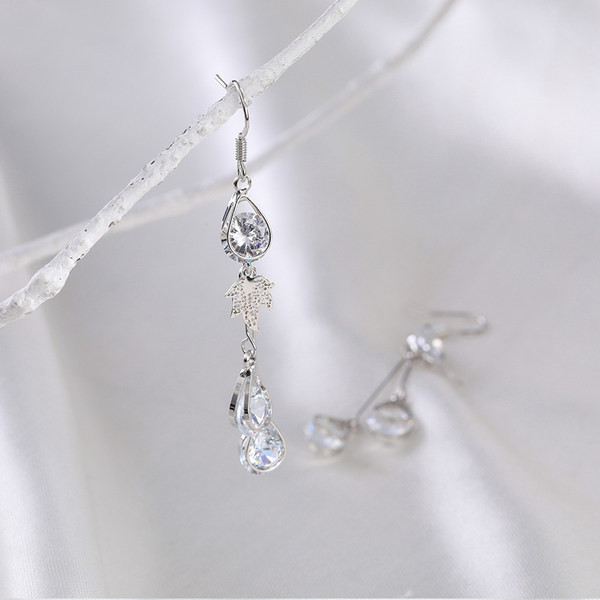 Női fülbevaló arany színű és dekoratív kristályokkal