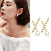 Elegáns női fülbevaló gyöngyökkel és díszkövekkel