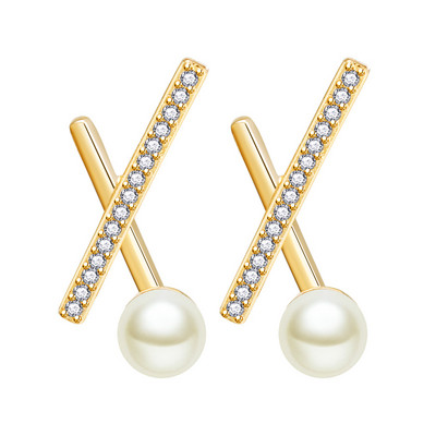 Elegáns női fülbevaló gyöngyökkel és díszkövekkel