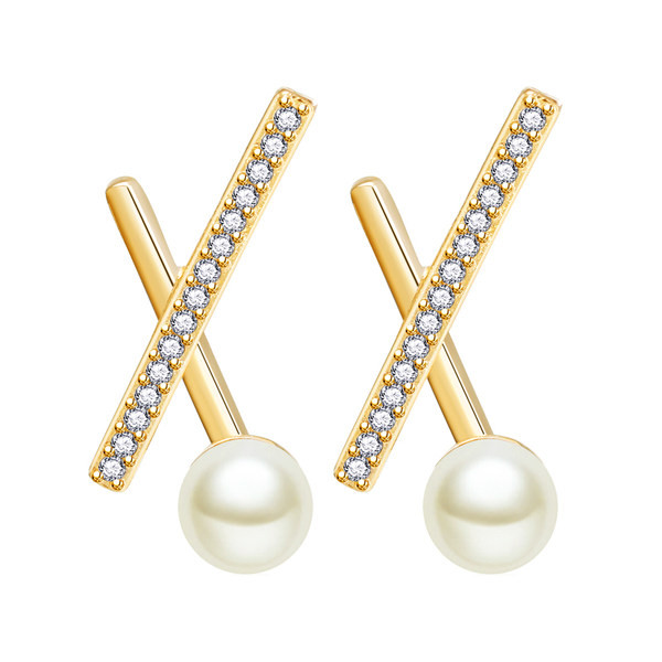 Elegáns női fülbevaló gyöngyökkel és díszkövekkel