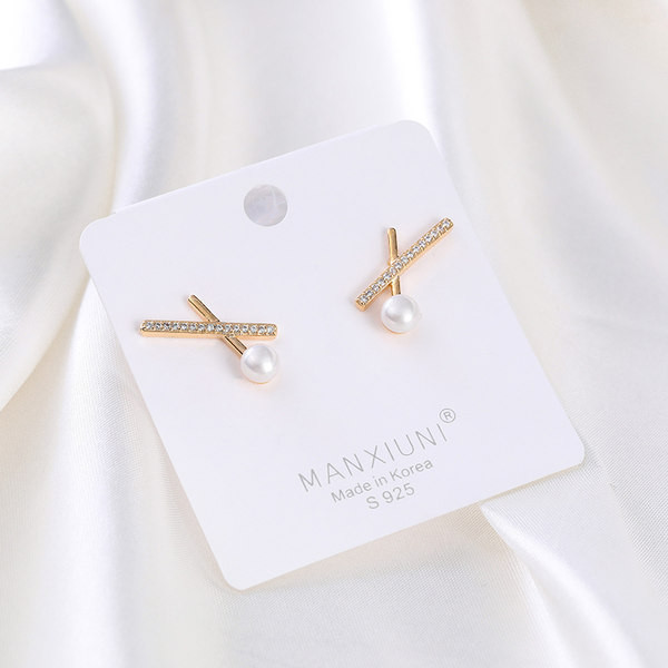 Elegáns női fülbevaló gyöngyökkel és díszkövekkel