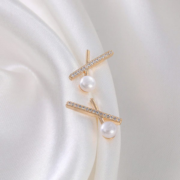 Elegáns női fülbevaló gyöngyökkel és díszkövekkel