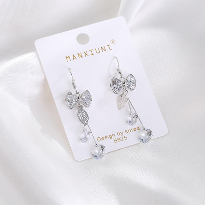 Női fülbevaló dekoratív szalaggal és kristályokkal