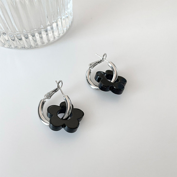 Női fülbevaló - fekete virág formájú