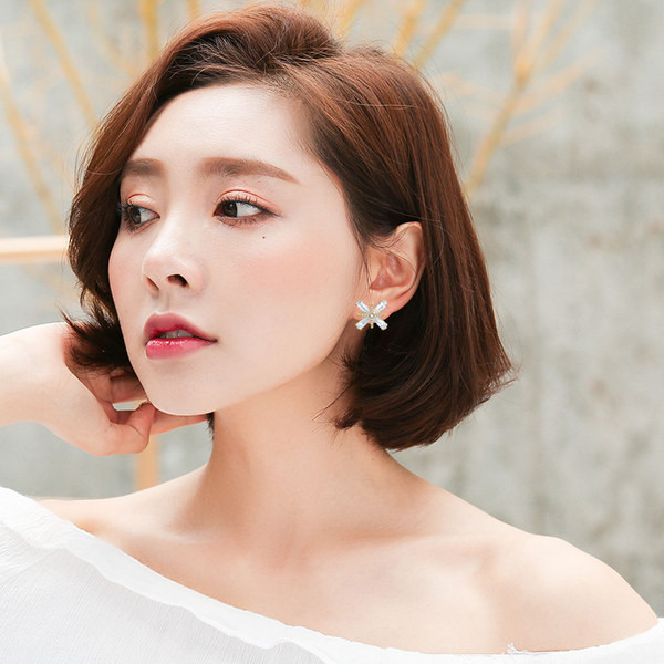 Modern női fülbevaló kövekkel - arany színű