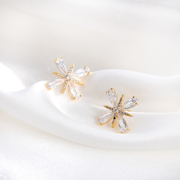 Modern női fülbevaló kövekkel - arany színű