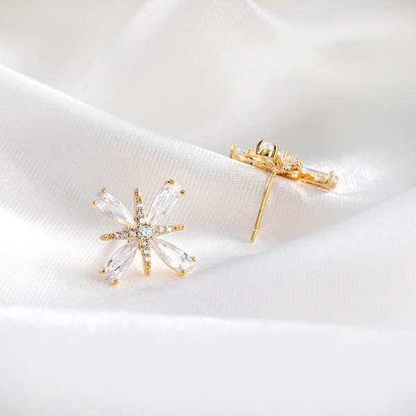 Modern női fülbevaló kövekkel - arany színű